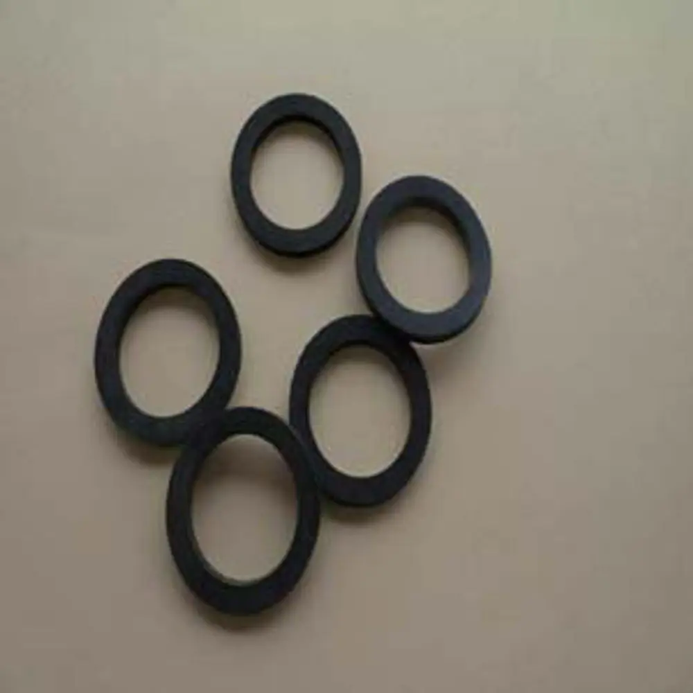Fünf schwarze Dichtungen liegen auf einer hellen Oberfläche. Sie sind Teil des Produkts der Marke Remeha.